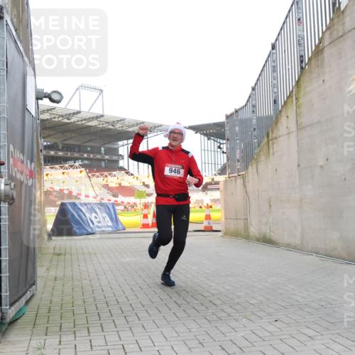 08.12.2024 - St. Pauli X-Mass-Run No. 14 H.Heesch http://msf.ph/oto/7498015 08.12.2024 10:01:42 Ziel 418, 512, 713, 946, 2696, 512, 946 meine-sportfotos.de
