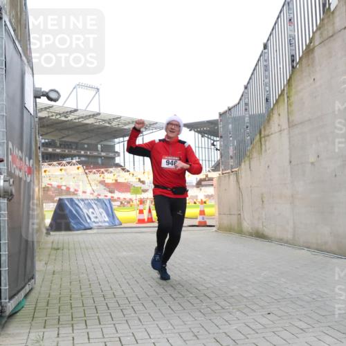 08.12.2024 - St. Pauli X-Mass-Run No. 14 H.Heesch http://msf.ph/oto/7498019 08.12.2024 10:01:42 Ziel 418, 512, 713, 946, 2696, 512, 946 meine-sportfotos.de