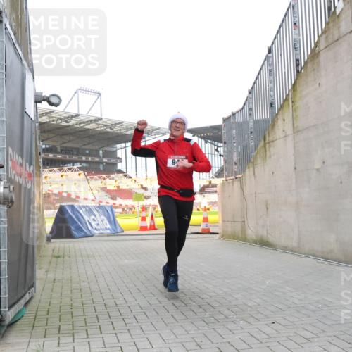 08.12.2024 - St. Pauli X-Mass-Run No. 14 H.Heesch http://msf.ph/oto/7498026 08.12.2024 10:01:42 Ziel 418, 512, 713, 946, 2696, 512, 946 meine-sportfotos.de