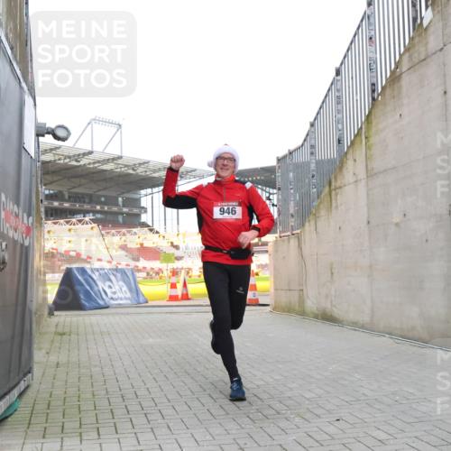 08.12.2024 - St. Pauli X-Mass-Run No. 14 H.Heesch http://msf.ph/oto/7498038 08.12.2024 10:01:42 Ziel 418, 512, 713, 946, 2696, 512, 946 meine-sportfotos.de