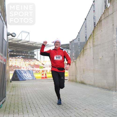 08.12.2024 - St. Pauli X-Mass-Run No. 14 H.Heesch http://msf.ph/oto/7498046 08.12.2024 10:01:42 Ziel 418, 512, 713, 946, 2696, 512, 946 meine-sportfotos.de