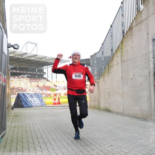 08.12.2024 - St. Pauli X-Mass-Run No. 14 H.Heesch http://msf.ph/oto/7498052 08.12.2024 10:01:42 Ziel 418, 512, 713, 946, 2696, 512, 946 meine-sportfotos.de