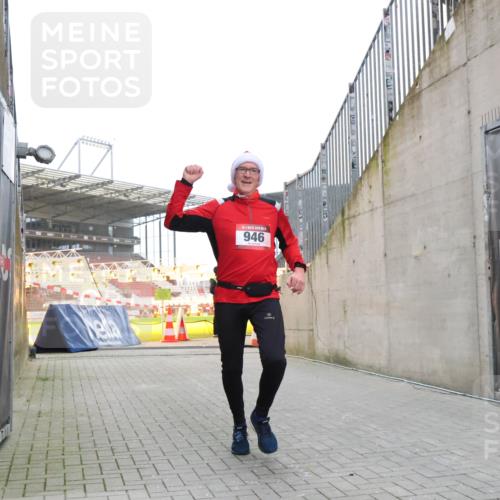 08.12.2024 - St. Pauli X-Mass-Run No. 14 H.Heesch http://msf.ph/oto/7498059 08.12.2024 10:01:42 Ziel 418, 512, 713, 946, 2696, 512, 946 meine-sportfotos.de