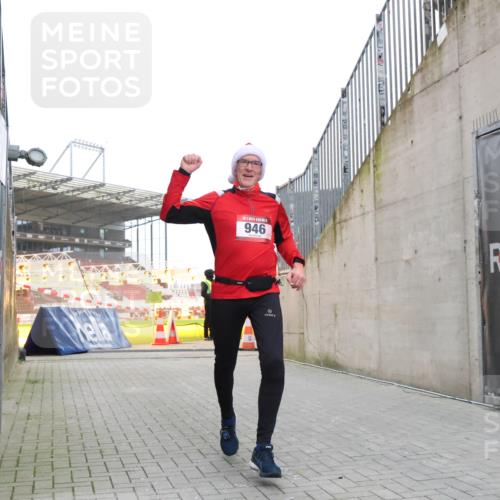 08.12.2024 - St. Pauli X-Mass-Run No. 14 H.Heesch http://msf.ph/oto/7498064 08.12.2024 10:01:42 Ziel 418, 512, 713, 946, 2696, 512, 946 meine-sportfotos.de