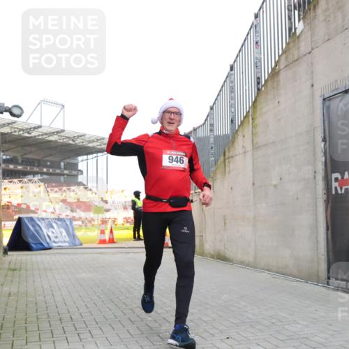 08.12.2024 - St. Pauli X-Mass-Run No. 14 H.Heesch http://msf.ph/oto/7498069 08.12.2024 10:01:42 Ziel 418, 512, 713, 946, 2696, 512, 946 meine-sportfotos.de
