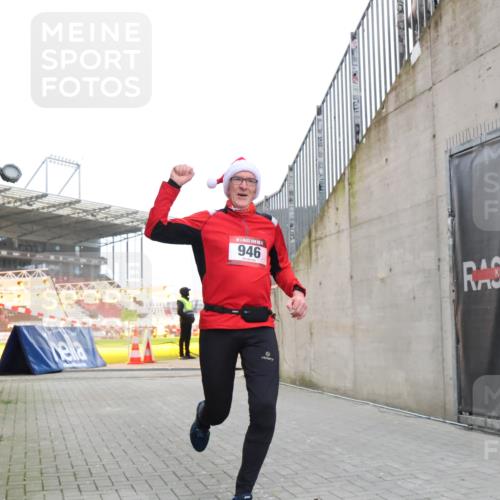 08.12.2024 - St. Pauli X-Mass-Run No. 14 H.Heesch http://msf.ph/oto/7498074 08.12.2024 10:01:43 Ziel 418, 512, 713, 946, 2696, 512, 946 meine-sportfotos.de