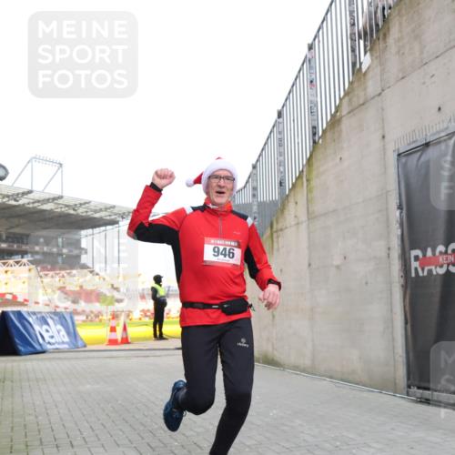 08.12.2024 - St. Pauli X-Mass-Run No. 14 H.Heesch http://msf.ph/oto/7498080 08.12.2024 10:01:43 Ziel 418, 512, 713, 946, 2696, 512, 946 meine-sportfotos.de