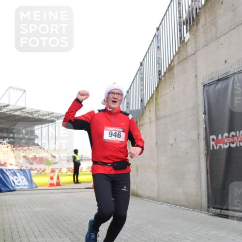 08.12.2024 - St. Pauli X-Mass-Run No. 14 H.Heesch http://msf.ph/oto/7498088 08.12.2024 10:01:43 Ziel 418, 512, 713, 946, 2696, 512, 946 meine-sportfotos.de