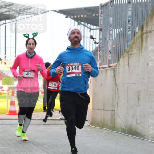08.12.2024 - St. Pauli X-Mass-Run No. 14 H.Heesch http://msf.ph/oto/7498112 08.12.2024 10:01:54 Ziel 41, 512, 946, 3340, 41, 1246, 2818, 3254, 3340, 3341 meine-sportfotos.de