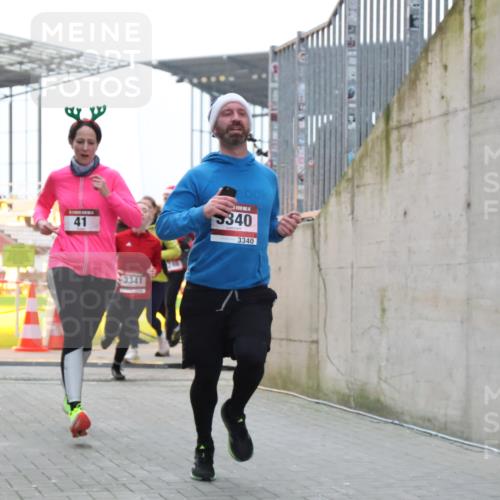 08.12.2024 - St. Pauli X-Mass-Run No. 14 H.Heesch http://msf.ph/oto/7498120 08.12.2024 10:01:54 Ziel 41, 512, 946, 3340, 41, 1246, 2818, 3254, 3340, 3341 meine-sportfotos.de