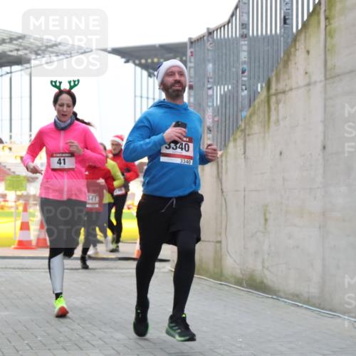 08.12.2024 - St. Pauli X-Mass-Run No. 14 H.Heesch http://msf.ph/oto/7498130 08.12.2024 10:01:54 Ziel 41, 512, 946, 3340, 41, 1246, 2818, 3254, 3340, 3341 meine-sportfotos.de