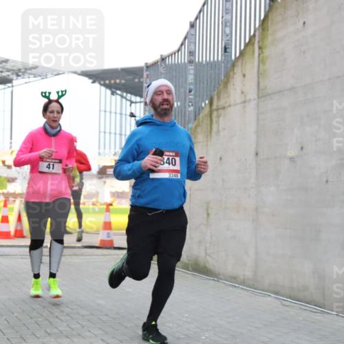 08.12.2024 - St. Pauli X-Mass-Run No. 14 H.Heesch http://msf.ph/oto/7498147 08.12.2024 10:01:54 Ziel 41, 512, 946, 3340, 41, 1246, 2818, 3254, 3340, 3341 meine-sportfotos.de
