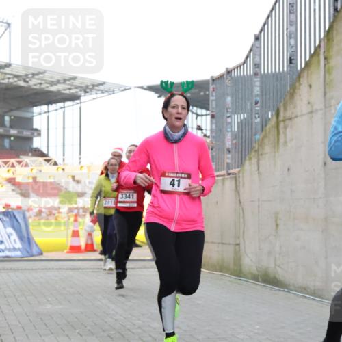 08.12.2024 - St. Pauli X-Mass-Run No. 14 H.Heesch http://msf.ph/oto/7498154 08.12.2024 10:01:55 Ziel 41, 512, 946, 3340, 3341, 41, 1246, 2818, 3254, 3340, 3341 meine-sportfotos.de