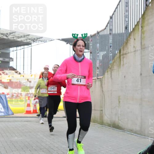 08.12.2024 - St. Pauli X-Mass-Run No. 14 H.Heesch http://msf.ph/oto/7498160 08.12.2024 10:01:55 Ziel 41, 512, 946, 3340, 3341, 41, 1246, 2818, 3254, 3340, 3341 meine-sportfotos.de