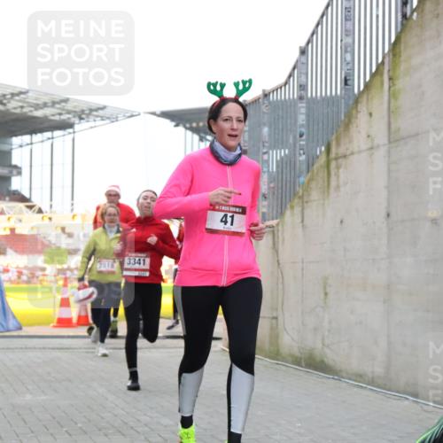 08.12.2024 - St. Pauli X-Mass-Run No. 14 H.Heesch http://msf.ph/oto/7498165 08.12.2024 10:01:55 Ziel 41, 512, 946, 3340, 3341, 41, 1246, 2818, 3254, 3340, 3341 meine-sportfotos.de