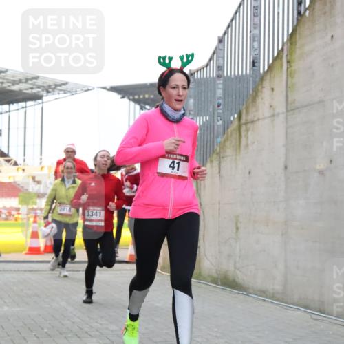 08.12.2024 - St. Pauli X-Mass-Run No. 14 H.Heesch http://msf.ph/oto/7498170 08.12.2024 10:01:55 Ziel 41, 512, 946, 3340, 3341, 41, 1246, 2818, 3254, 3340, 3341 meine-sportfotos.de