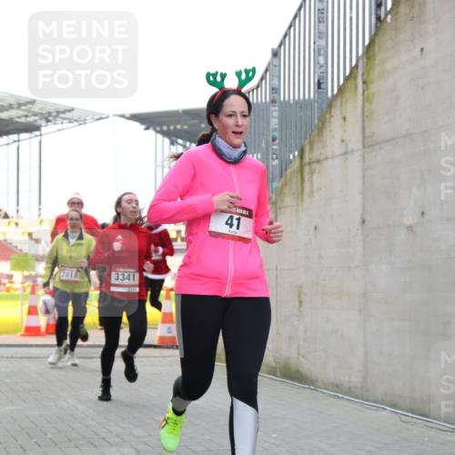 08.12.2024 - St. Pauli X-Mass-Run No. 14 H.Heesch http://msf.ph/oto/7498176 08.12.2024 10:01:55 Ziel 41, 512, 946, 3340, 3341, 41, 1246, 2818, 3254, 3340, 3341 meine-sportfotos.de