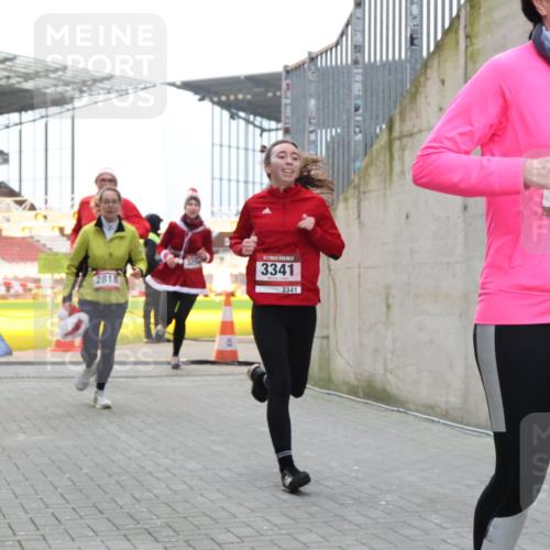 08.12.2024 - St. Pauli X-Mass-Run No. 14 H.Heesch http://msf.ph/oto/7498179 08.12.2024 10:01:56 Ziel 41, 946, 3340, 3341, 41, 1246, 2818, 3254, 3340, 3341 meine-sportfotos.de
