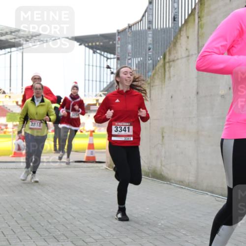 08.12.2024 - St. Pauli X-Mass-Run No. 14 H.Heesch http://msf.ph/oto/7498189 08.12.2024 10:01:56 Ziel 41, 946, 3340, 3341, 41, 1246, 2818, 3254, 3340, 3341 meine-sportfotos.de