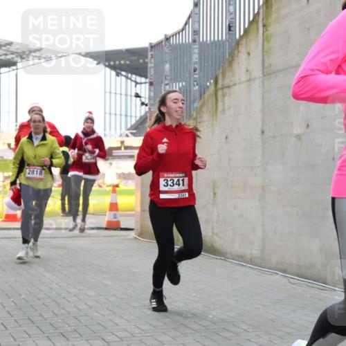 08.12.2024 - St. Pauli X-Mass-Run No. 14 H.Heesch http://msf.ph/oto/7498196 08.12.2024 10:01:56 Ziel 41, 946, 3340, 3341, 41, 1246, 2818, 3254, 3340, 3341 meine-sportfotos.de