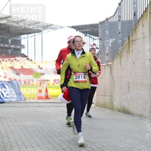 08.12.2024 - St. Pauli X-Mass-Run No. 14 H.Heesch http://msf.ph/oto/7498246 08.12.2024 10:01:57 Ziel 41, 2818, 3340, 3341, 1246, 2818, 2833, 3254, 3341 meine-sportfotos.de