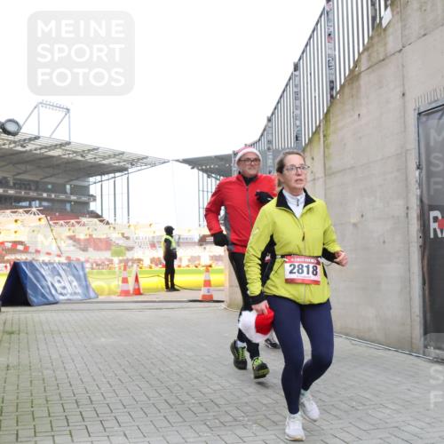 08.12.2024 - St. Pauli X-Mass-Run No. 14 H.Heesch http://msf.ph/oto/7498263 08.12.2024 10:01:58 Ziel 41, 1246, 2818, 3340, 3341, 1246, 1751, 2818, 2833, 3254 meine-sportfotos.de