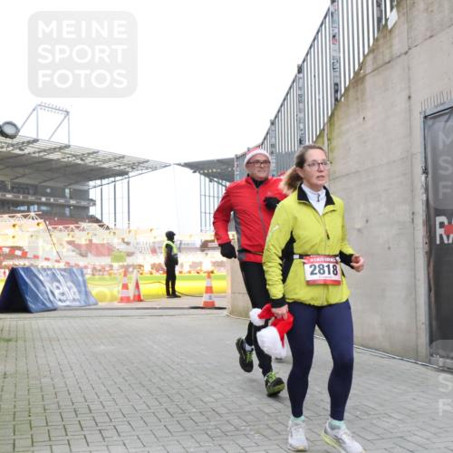 08.12.2024 - St. Pauli X-Mass-Run No. 14 H.Heesch http://msf.ph/oto/7498270 08.12.2024 10:01:58 Ziel 41, 1246, 2818, 3340, 3341, 1246, 1751, 2818, 2833, 3254 meine-sportfotos.de