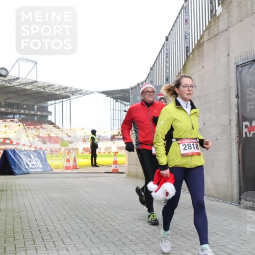 08.12.2024 - St. Pauli X-Mass-Run No. 14 H.Heesch http://msf.ph/oto/7498275 08.12.2024 10:01:58 Ziel 41, 1246, 2818, 3340, 3341, 1246, 1751, 2818, 2833, 3254 meine-sportfotos.de