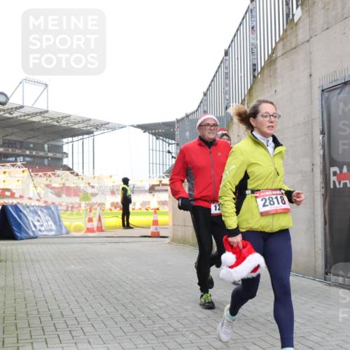 08.12.2024 - St. Pauli X-Mass-Run No. 14 H.Heesch http://msf.ph/oto/7498282 08.12.2024 10:01:58 Ziel 41, 1246, 2818, 3340, 3341, 1246, 1751, 2818, 2833, 3254 meine-sportfotos.de
