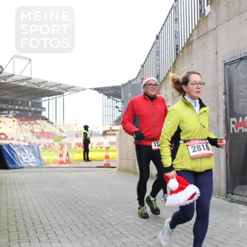 08.12.2024 - St. Pauli X-Mass-Run No. 14 H.Heesch http://msf.ph/oto/7498287 08.12.2024 10:01:58 Ziel 41, 1246, 2818, 3340, 3341, 1246, 1751, 2818, 2833, 3254 meine-sportfotos.de