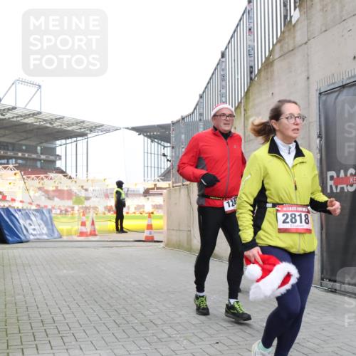 08.12.2024 - St. Pauli X-Mass-Run No. 14 H.Heesch http://msf.ph/oto/7498294 08.12.2024 10:01:58 Ziel 41, 1246, 2818, 3340, 3341, 1246, 1751, 2818, 2833, 3254 meine-sportfotos.de