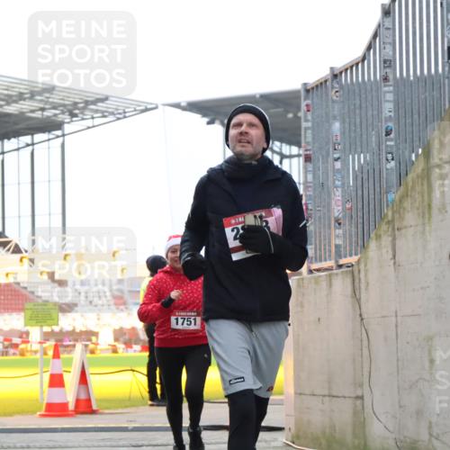 08.12.2024 - St. Pauli X-Mass-Run No. 14 H.Heesch http://msf.ph/oto/7498368 08.12.2024 10:02:05 Ziel 41, 1246, 2818, 2833, 3254, 3340, 3341, 86, 1751, 2302, 2361, 2362, 2826, 2833 meine-sportfotos.de