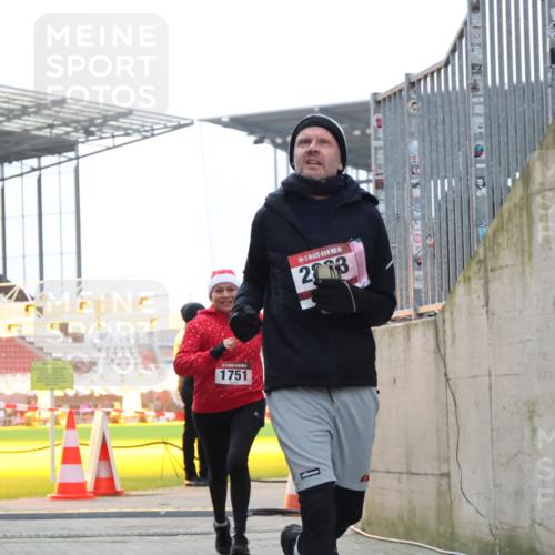 08.12.2024 - St. Pauli X-Mass-Run No. 14 H.Heesch http://msf.ph/oto/7498375 08.12.2024 10:02:05 Ziel 41, 1246, 2818, 2833, 3254, 3340, 3341, 86, 1751, 2302, 2361, 2362, 2826, 2833 meine-sportfotos.de