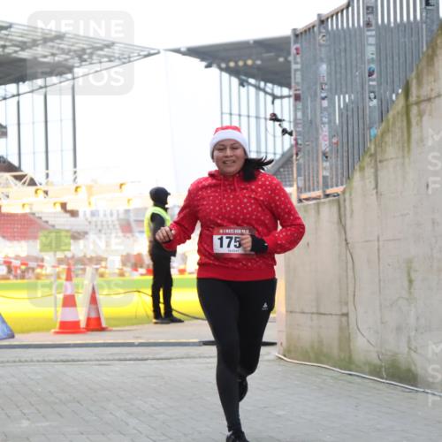 08.12.2024 - St. Pauli X-Mass-Run No. 14 H.Heesch http://msf.ph/oto/7498404 08.12.2024 10:02:06 Ziel 41, 1246, 1751, 2818, 2833, 3254, 3340, 3341, 86, 1751, 2302, 2361, 2362, 2826, 2833, 3093 meine-sportfotos.de