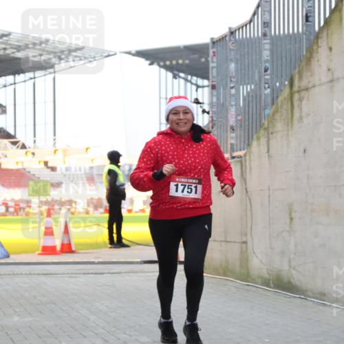 08.12.2024 - St. Pauli X-Mass-Run No. 14 H.Heesch http://msf.ph/oto/7498421 08.12.2024 10:02:06 Ziel 41, 1246, 1751, 2818, 2833, 3254, 3340, 3341, 86, 1751, 2302, 2361, 2362, 2826, 2833, 3093 meine-sportfotos.de