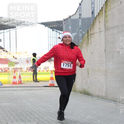 08.12.2024 - St. Pauli X-Mass-Run No. 14 H.Heesch http://msf.ph/oto/7498450 08.12.2024 10:02:07 Ziel 41, 1246, 1751, 2818, 2833, 3254, 3340, 3341, 86, 1751, 2302, 2361, 2362, 2826, 2833, 3093 meine-sportfotos.de