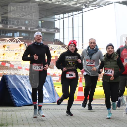 08.12.2024 - St. Pauli X-Mass-Run No. 14 H.Heesch http://msf.ph/oto/7498473 08.12.2024 10:02:11 Ziel 1246, 1751, 2818, 2833, 3254, 86, 2302, 2361, 2362, 2817, 2826, 3093 meine-sportfotos.de