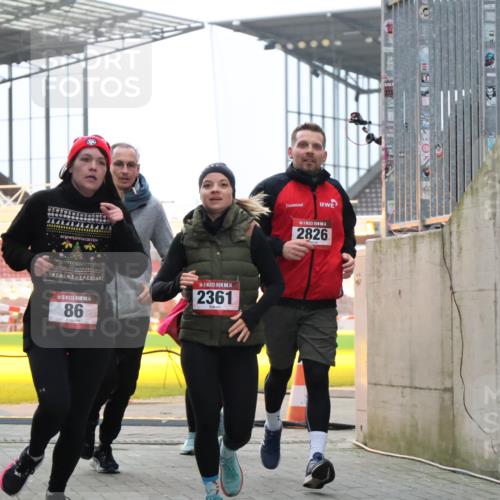 08.12.2024 - St. Pauli X-Mass-Run No. 14 H.Heesch http://msf.ph/oto/7498512 08.12.2024 10:02:11 Ziel 1246, 1751, 2818, 2833, 3254, 86, 2302, 2361, 2362, 2817, 2826, 3093 meine-sportfotos.de