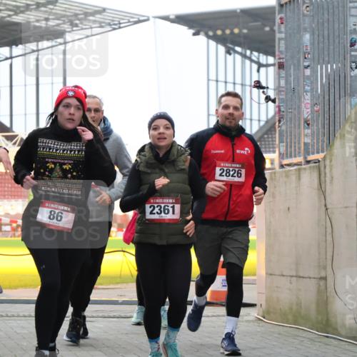 08.12.2024 - St. Pauli X-Mass-Run No. 14 H.Heesch http://msf.ph/oto/7498520 08.12.2024 10:02:12 Ziel 86, 1246, 1751, 2302, 2833, 3254, 86, 2302, 2361, 2362, 2817, 2826, 3093 meine-sportfotos.de