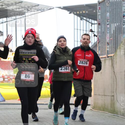 08.12.2024 - St. Pauli X-Mass-Run No. 14 H.Heesch http://msf.ph/oto/7498537 08.12.2024 10:02:12 Ziel 86, 1246, 1751, 2302, 2833, 3254, 86, 2302, 2361, 2362, 2817, 2826, 3093 meine-sportfotos.de