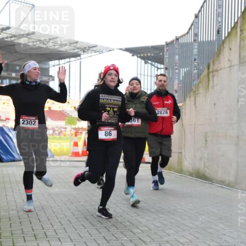 08.12.2024 - St. Pauli X-Mass-Run No. 14 H.Heesch http://msf.ph/oto/7498550 08.12.2024 10:02:12 Ziel 86, 1246, 1751, 2302, 2833, 3254, 86, 2302, 2361, 2362, 2817, 2826, 3093 meine-sportfotos.de