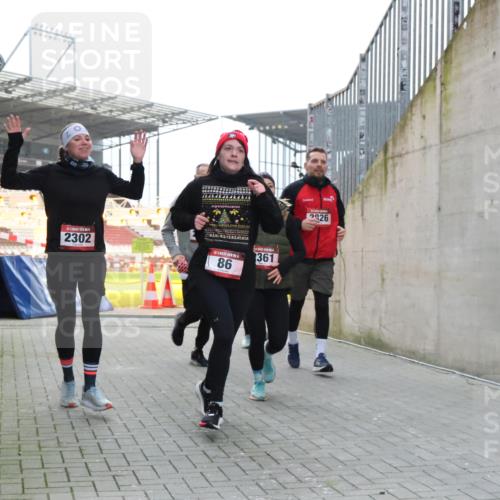 08.12.2024 - St. Pauli X-Mass-Run No. 14 H.Heesch http://msf.ph/oto/7498565 08.12.2024 10:02:12 Ziel 86, 1246, 1751, 2302, 2833, 3254, 86, 2302, 2361, 2362, 2817, 2826, 3093 meine-sportfotos.de