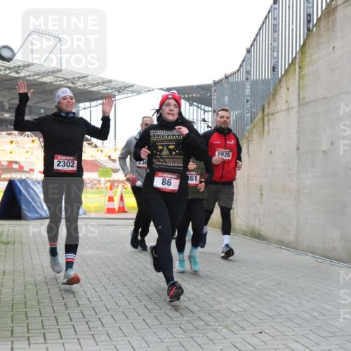 08.12.2024 - St. Pauli X-Mass-Run No. 14 H.Heesch http://msf.ph/oto/7498571 08.12.2024 10:02:12 Ziel 86, 1246, 1751, 2302, 2833, 3254, 86, 2302, 2361, 2362, 2817, 2826, 3093 meine-sportfotos.de