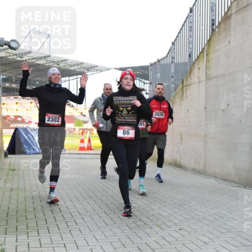 08.12.2024 - St. Pauli X-Mass-Run No. 14 H.Heesch http://msf.ph/oto/7498579 08.12.2024 10:02:12 Ziel 86, 1246, 1751, 2302, 2833, 3254, 86, 2302, 2361, 2362, 2817, 2826, 3093 meine-sportfotos.de