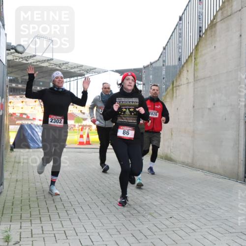 08.12.2024 - St. Pauli X-Mass-Run No. 14 H.Heesch http://msf.ph/oto/7498584 08.12.2024 10:02:12 Ziel 86, 1246, 1751, 2302, 2833, 3254, 86, 2302, 2361, 2362, 2817, 2826, 3093 meine-sportfotos.de