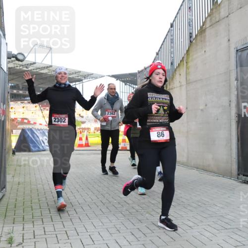 08.12.2024 - St. Pauli X-Mass-Run No. 14 H.Heesch http://msf.ph/oto/7498611 08.12.2024 10:02:13 Ziel 86, 1751, 2302, 2361, 2362, 2826, 2833, 3254, 86, 2302, 2361, 2362, 2817, 2826, 3093 meine-sportfotos.de