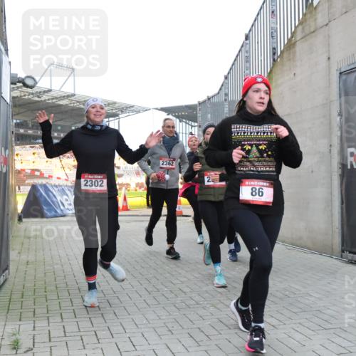 08.12.2024 - St. Pauli X-Mass-Run No. 14 H.Heesch http://msf.ph/oto/7498627 08.12.2024 10:02:13 Ziel 86, 1751, 2302, 2361, 2362, 2826, 2833, 3254, 86, 2302, 2361, 2362, 2817, 2826, 3093 meine-sportfotos.de