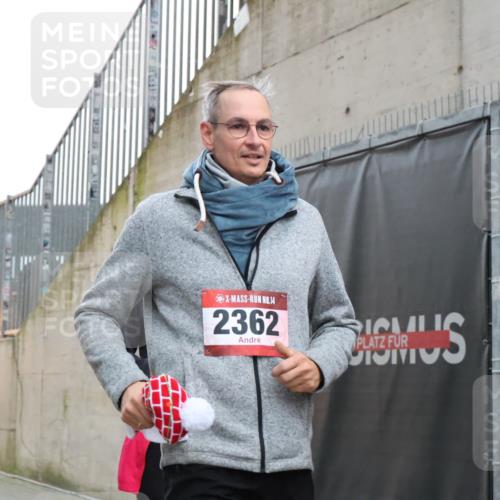 08.12.2024 - St. Pauli X-Mass-Run No. 14 H.Heesch http://msf.ph/oto/7498678 08.12.2024 10:02:15 Ziel 86, 1751, 2302, 2361, 2362, 2826, 2833, 3093, 1784, 2361, 2362, 2817, 2826, 2965, 3093, 3304 meine-sportfotos.de