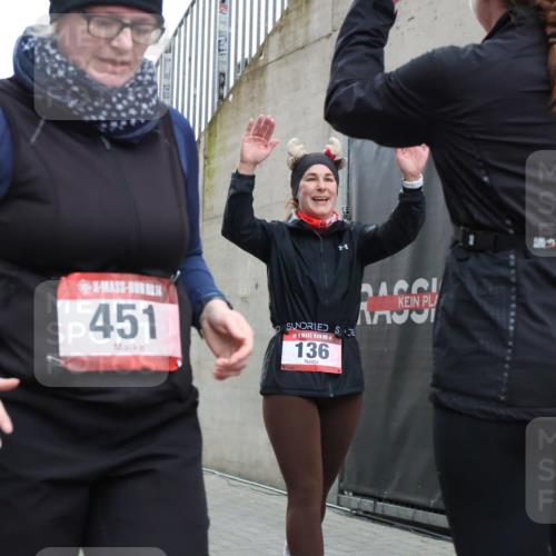 08.12.2024 - St. Pauli X-Mass-Run No. 14 H.Heesch http://msf.ph/oto/7498680 08.12.2024 10:09:01 Ziel 23, 136, 292, 301, 436, 449, 451, 731, 1167, 1183, 1310, 1952, 1961, 2753, 54, 136, 451, 731 meine-sportfotos.de