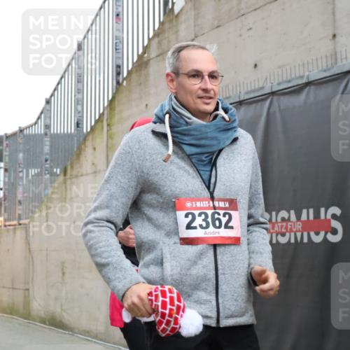 08.12.2024 - St. Pauli X-Mass-Run No. 14 H.Heesch http://msf.ph/oto/7498683 08.12.2024 10:02:15 Ziel 86, 1751, 2302, 2361, 2362, 2826, 2833, 3093, 1784, 2361, 2362, 2817, 2826, 2965, 3093, 3304 meine-sportfotos.de